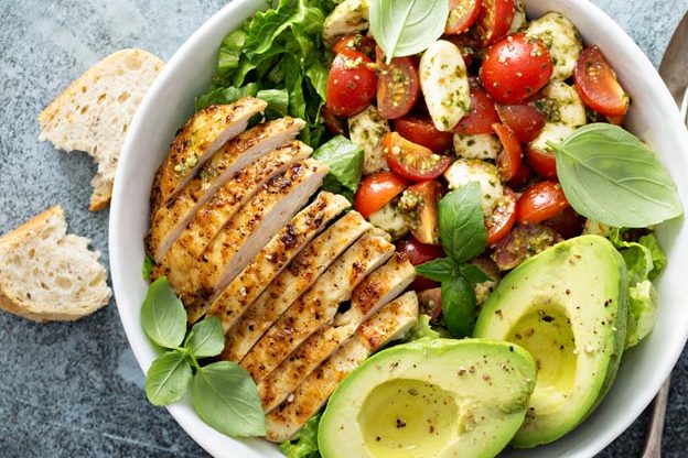Ensalada de pollo con aguacate
